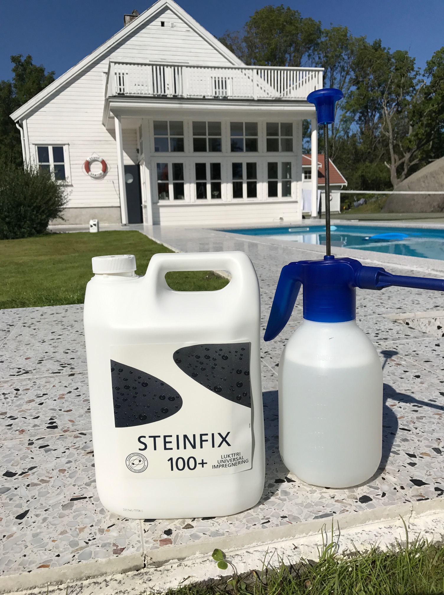 Steinfix 100+ på kanne står utendørs. Foto.